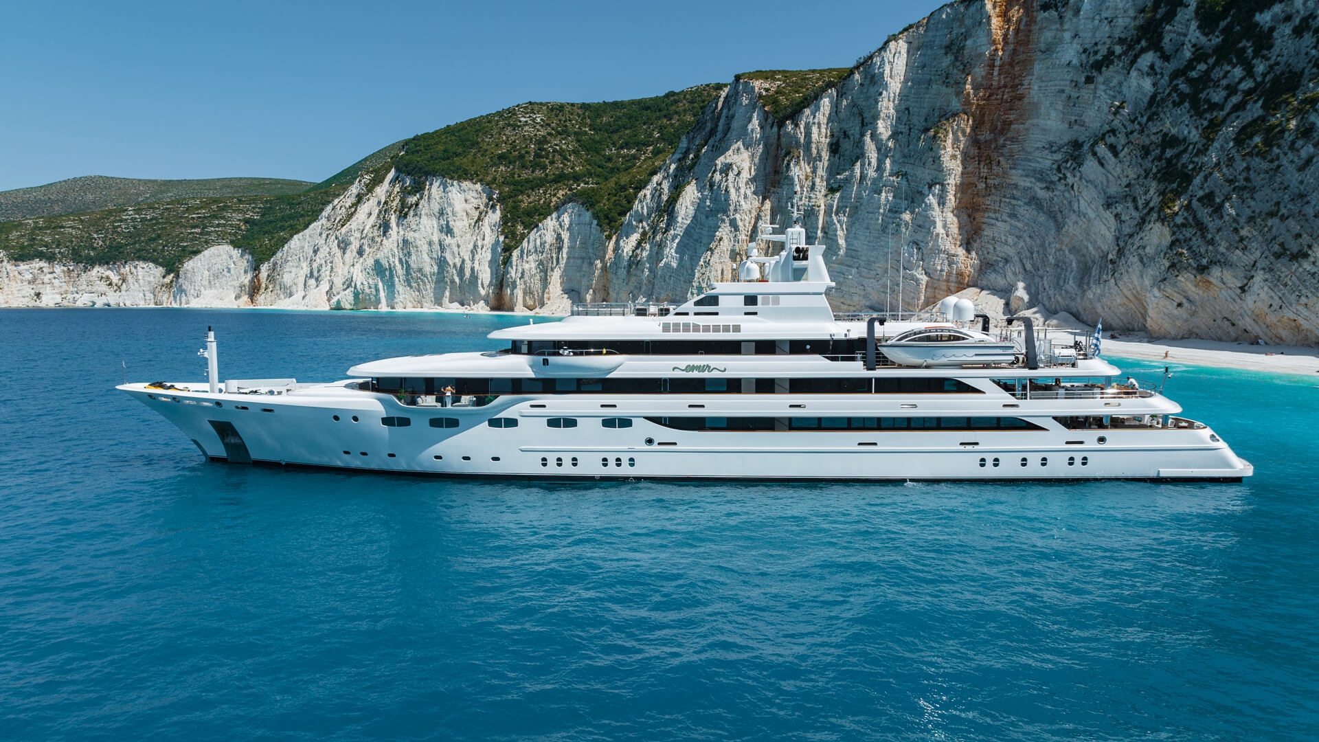 Luxury Redefined: The EMIR Yacht Experience